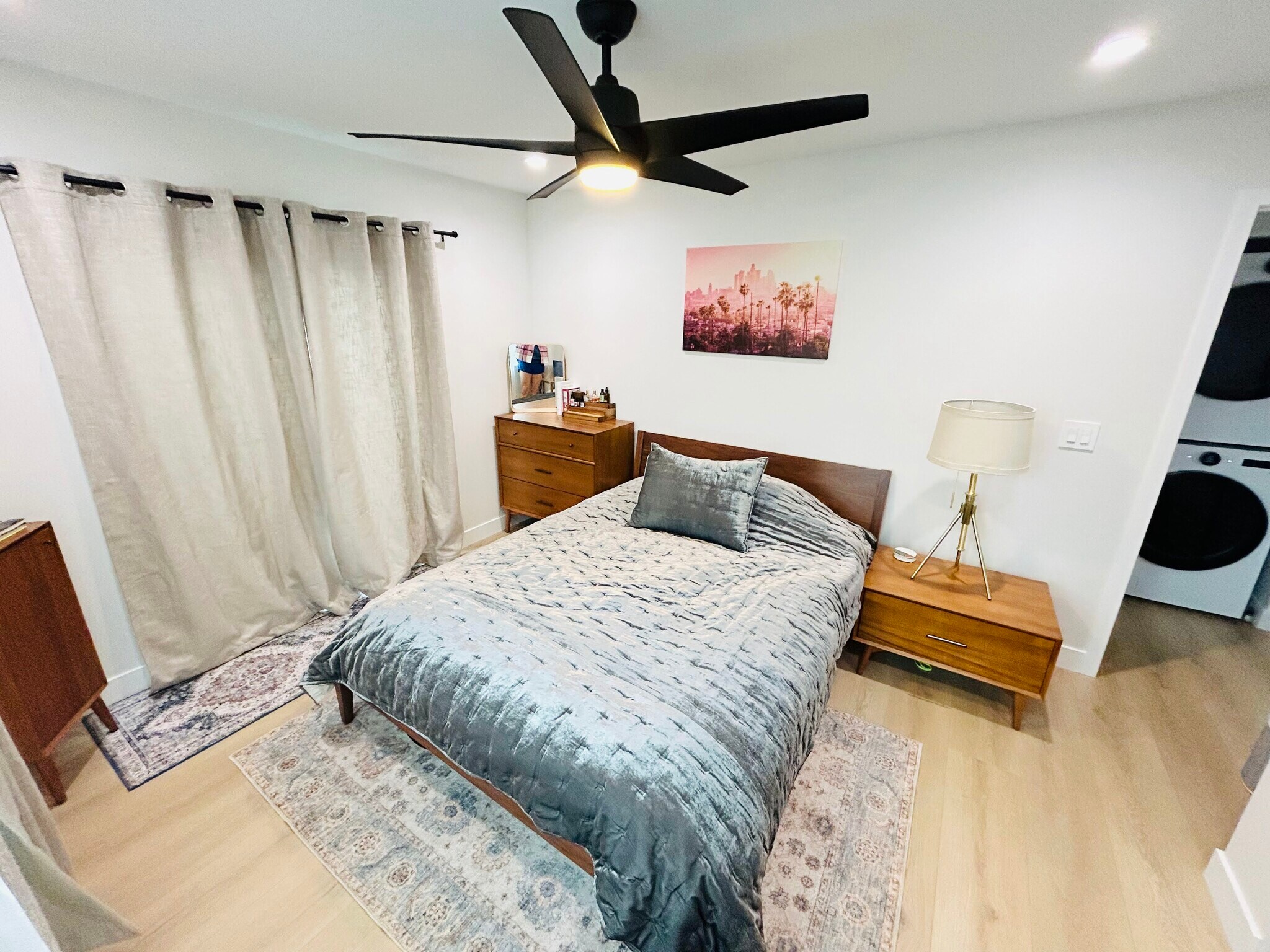 Spacious closet and drawers - 4415 Catalpa St