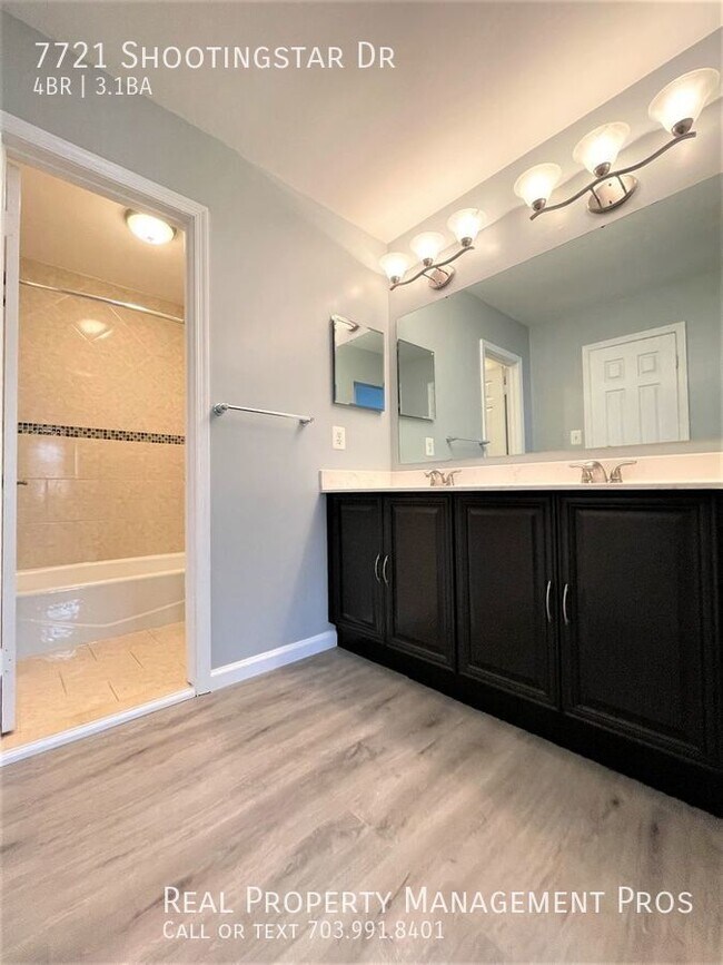 Building Photo - COMPLETLEY UPDATE!!   LARGE 4 BEDROOM 3.5 ...