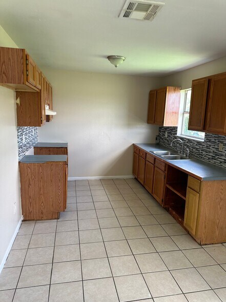 Building Photo - 194 Blake Ln