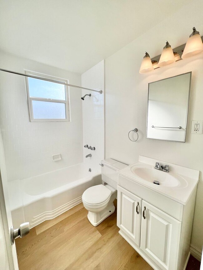 Building Photo - Bright Upstairs End-Unit 1 Bed / 1 Bath with Garage Options in Quiet Bixby Knolls Community