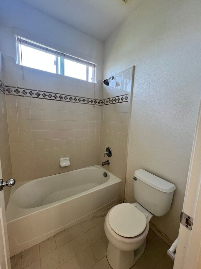 Building Photo - Luxury LAKEFRONT property!!!