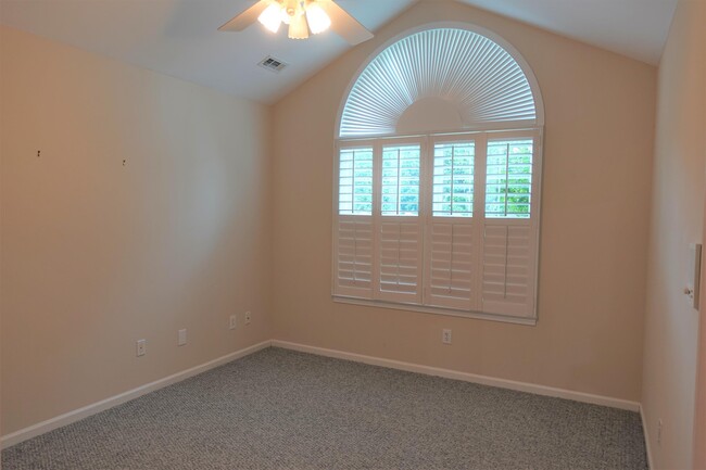 Building Photo - 303 Heritage Club Dr