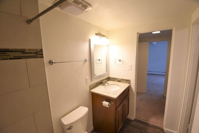 Building Photo - 2 Bedroom Condo Available at The Meadows