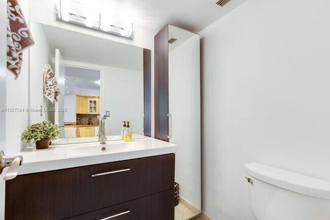 Building Photo - 2655 Collins Ave