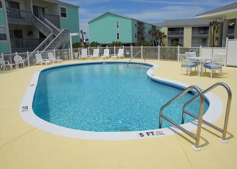 Pool deck - lounge and sun - 1650 Via de Luna Dr