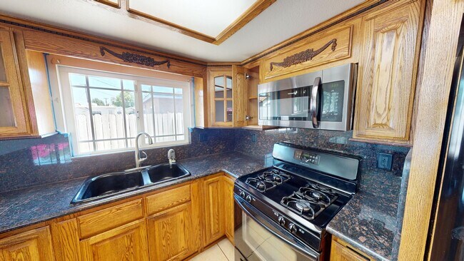 Building Photo - Cozy 3B2B located in a convenient area in Chino Hills!