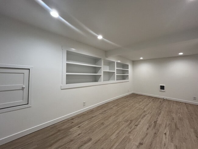 Building Photo - Large NW Portland Home Near Shops & Restaurants with Finished Basement & Bay Windows