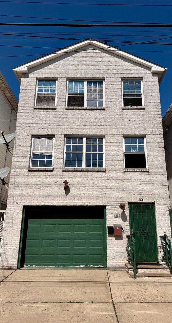 Building Photo - 122 Logan Ave