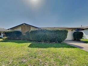 Building Photo - 1002 Quebec Dr