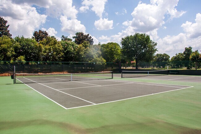 Building Photo - 102 Village Walk