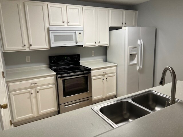 Kitchen - 449 Gardners Cir