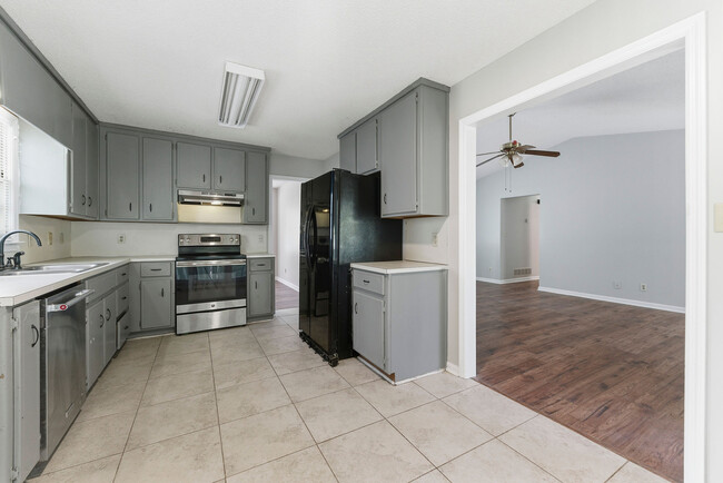 Building Photo - 50 Willowbrook Ct