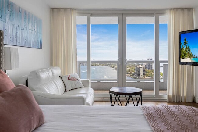 Building Photo - 1717 N Bayshore Dr