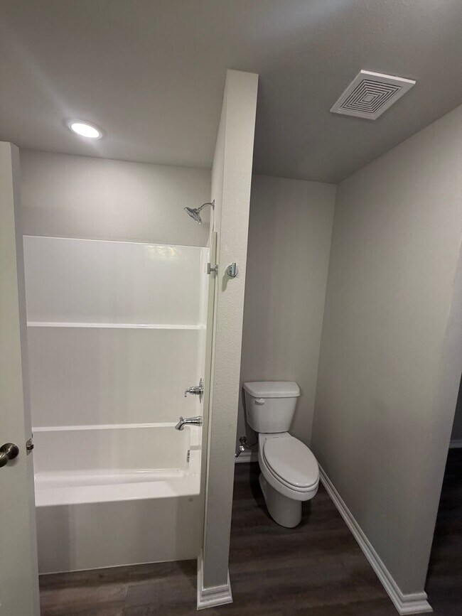 Building Photo - 3 Bed | 2 Bath Luxury Duplex