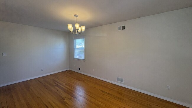 Building Photo - 86 Notre Dame Ave