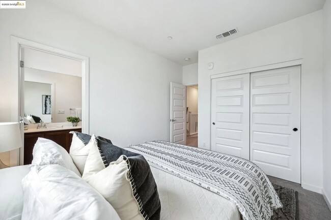 Building Photo - Modern 2+ Bedroom, 2++ Bathroom Living in ...