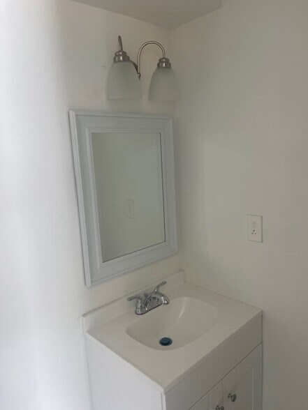 Building Photo - 622 SW 7th Ave