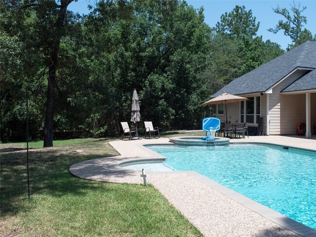 Building Photo - 427 Trace Way Dr