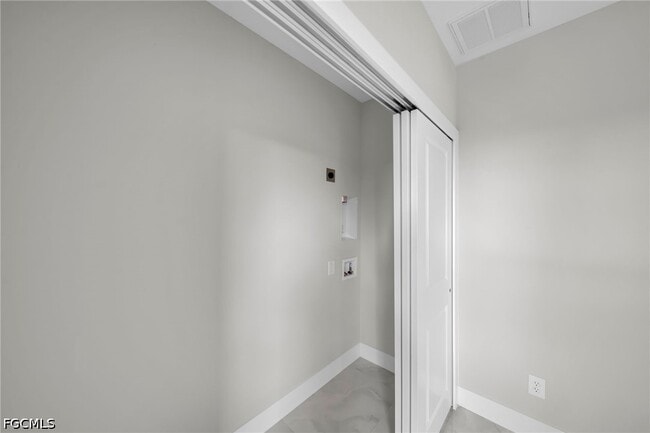 Building Photo - 462 Lampion Ave S