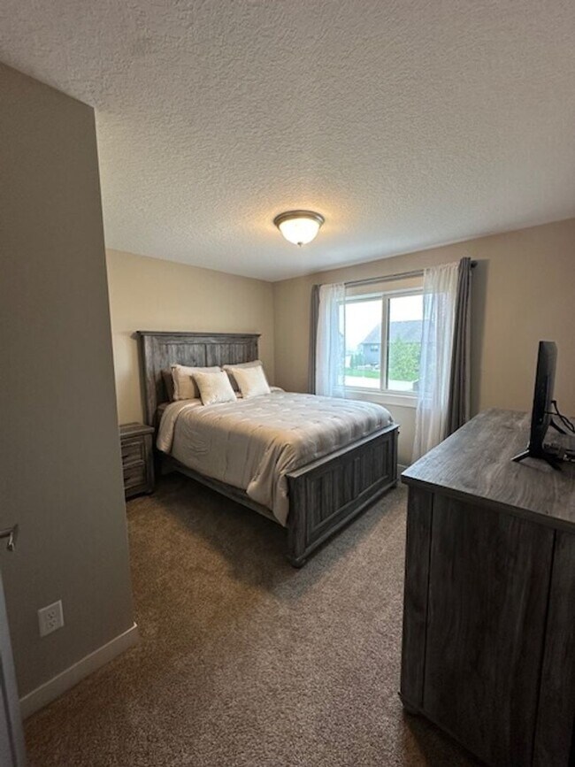 Building Photo - 5 bedrooms 3 bathrooms and a 3-car garage