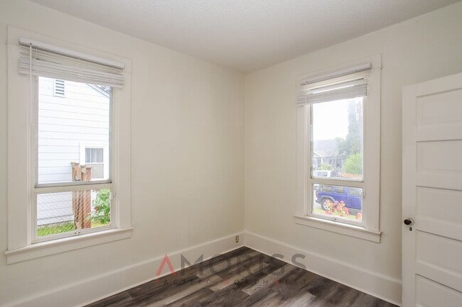 Building Photo - Cozy 2-Bedroom Home in Tacoma's Eastside — Move-In Ready!