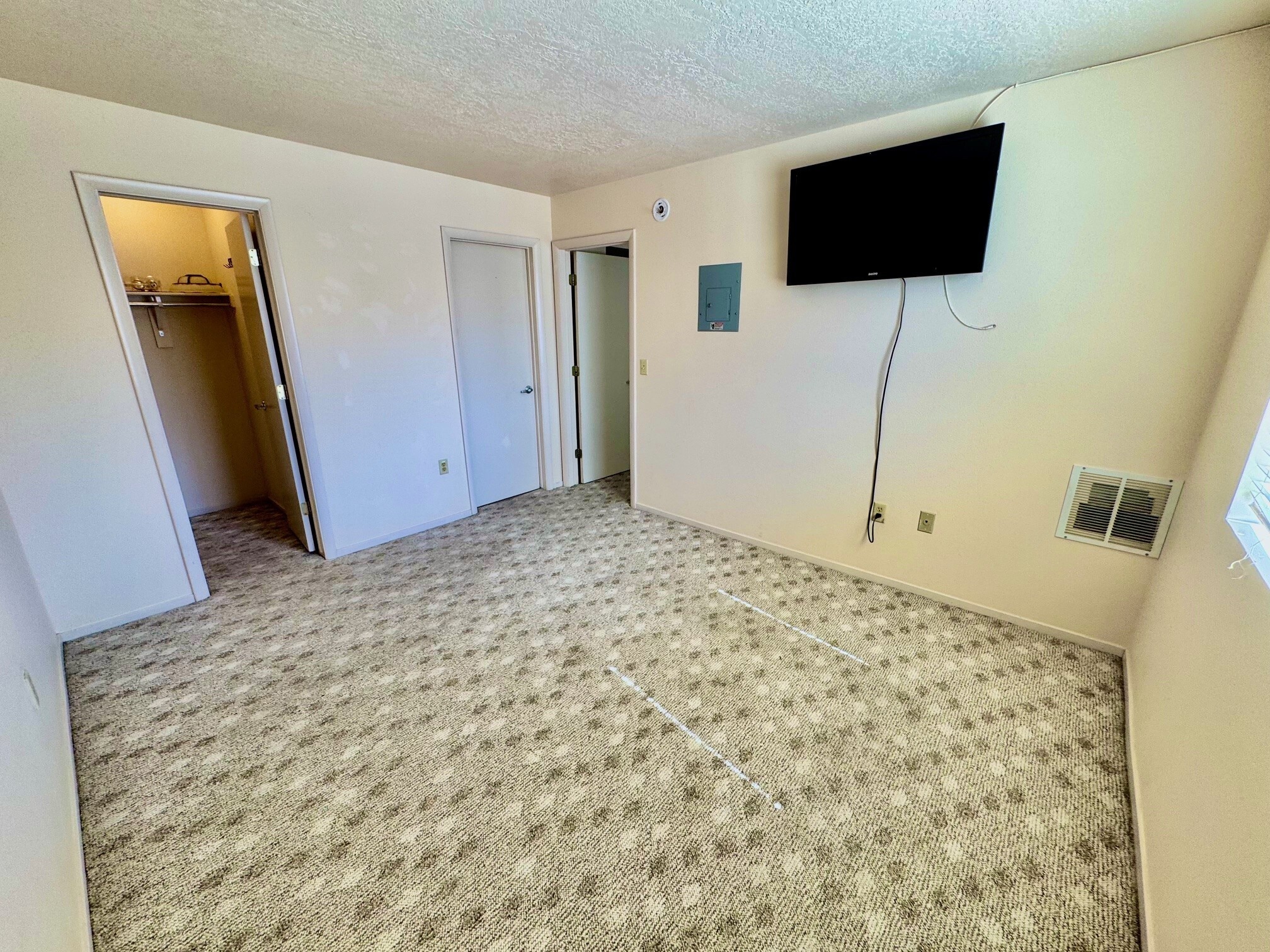 Bedroom w/ Closet & Bathroom Access - 100 Pulsipher Ln
