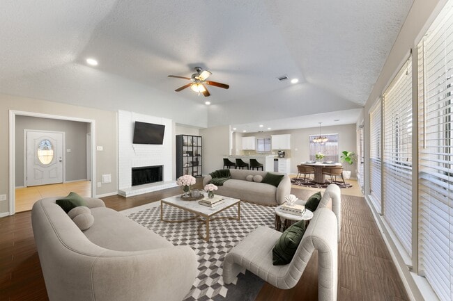 Building Photo - 802 Foxglove Dr