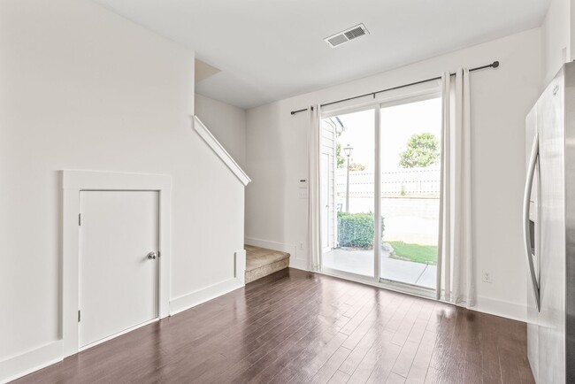 Building Photo - 2 Bedroom Townhome in Brightwalk!