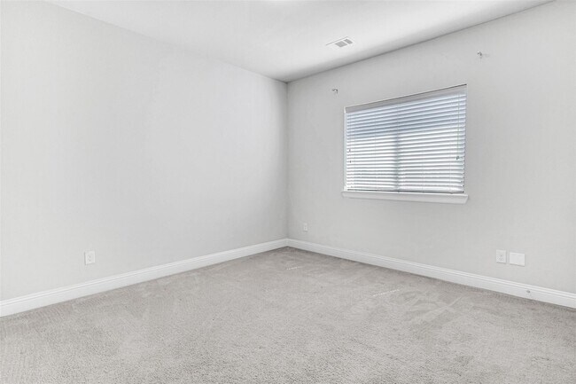 Building Photo - 3613 Gloucester Rd