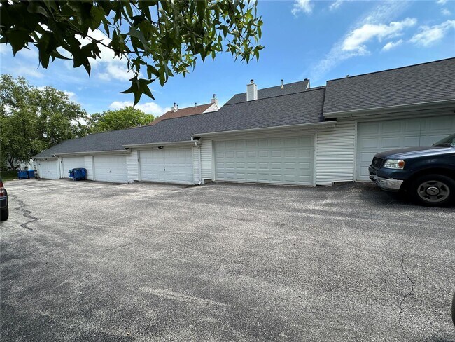 Building Photo - 16543 Carriage View Ct