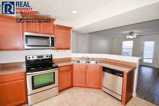 Building Photo - Beautiful Smyrna townhome less than 1 mile...