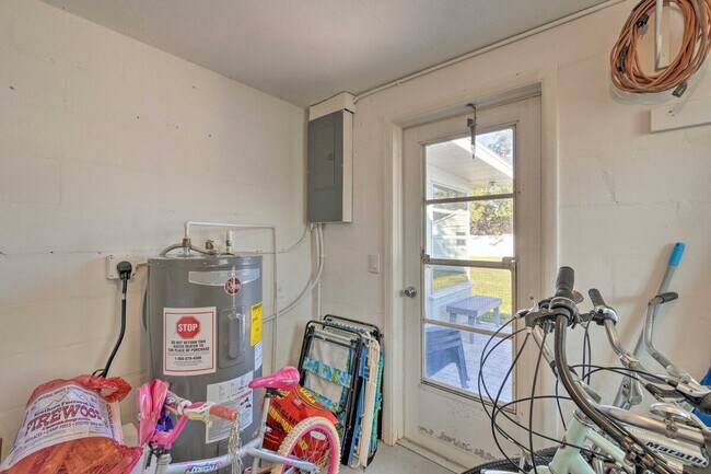 Building Photo - 1017 Pineland Ave