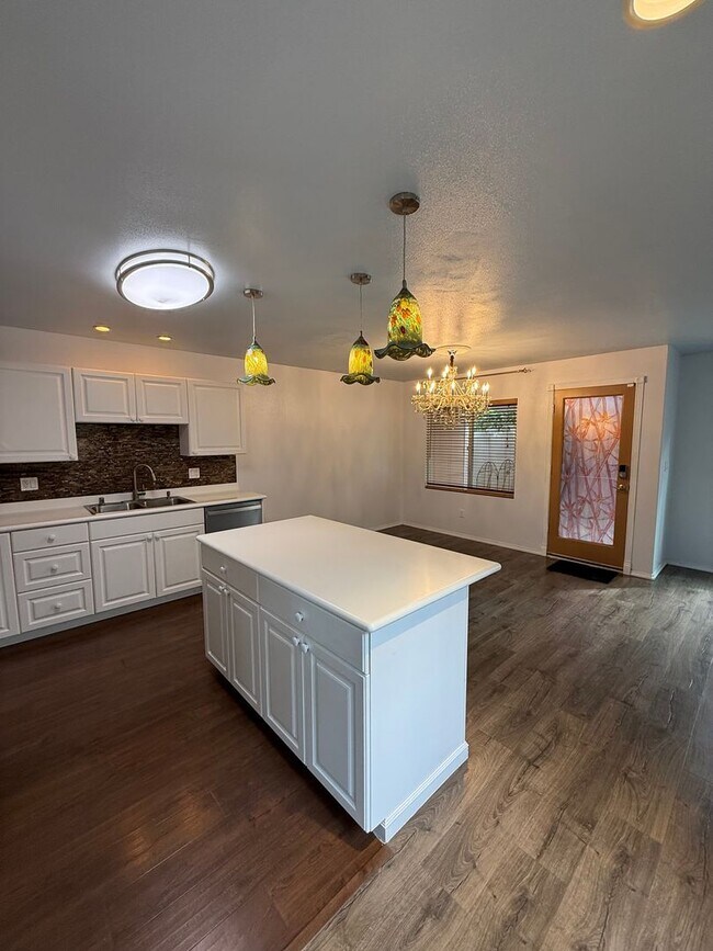 Building Photo - Spacious 4 Bed, 3 Bath in Ocean Pointe.