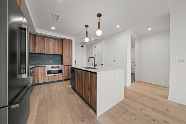 Building Photo - 84 East Ave