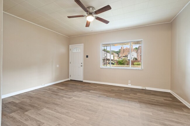 Building Photo - Stunning 4 bedroom home in Ambridge availa...