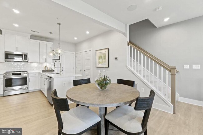 Building Photo - 43805 Middleway Ter