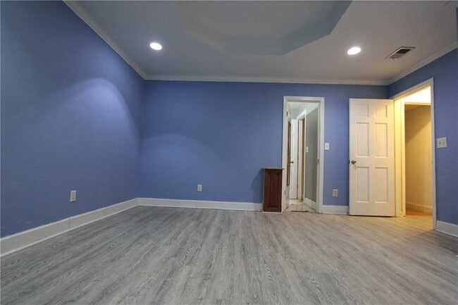 Building Photo - 818 Springlake Rd