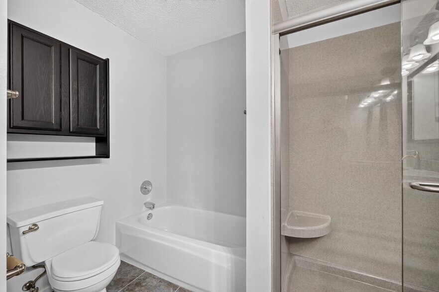 Building Photo - 2600 Northcliffe Dr