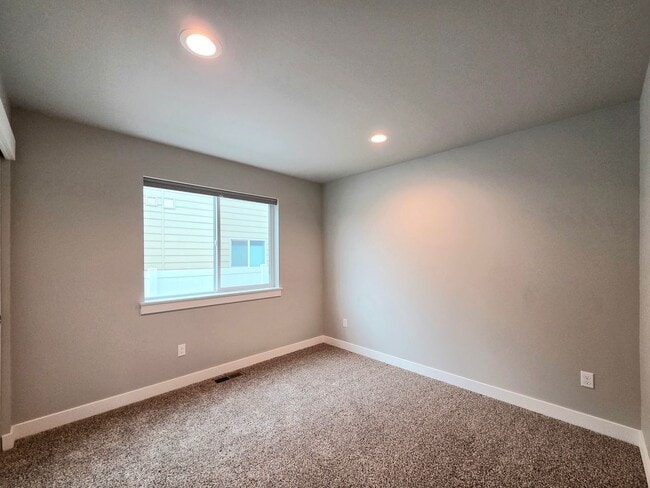 Building Photo - Newer Home in a Newer Community! 3-Bed, 2-Bath