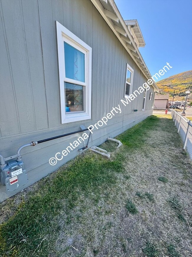 Building Photo - Huge 3 bedroom house with 2 bonus rooms an...