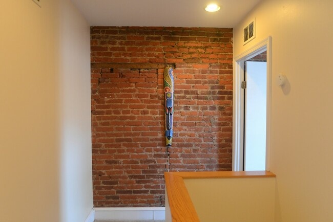 Building Photo - 784 S 6th St