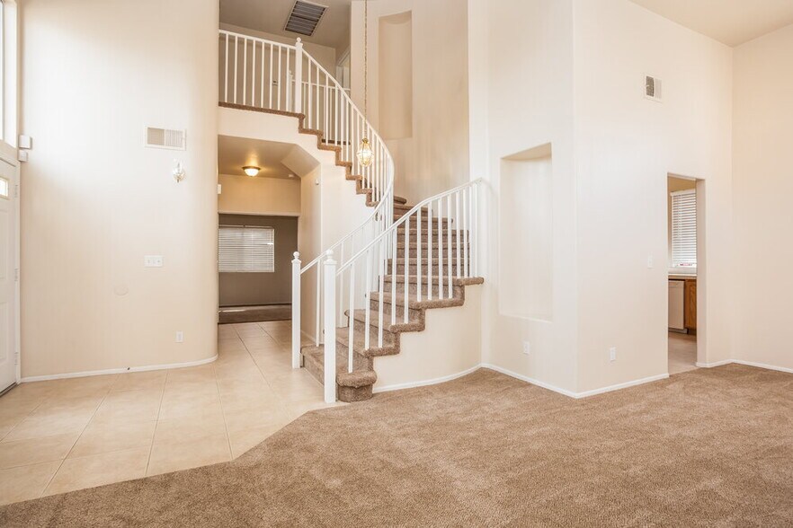 Building Photo - 2413 Bloomington Dr