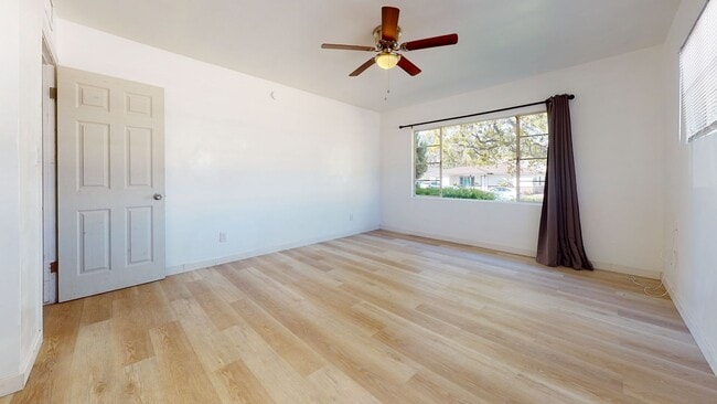 Building Photo - 5231 E Falls View Dr