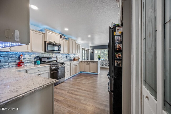 Building Photo - 1207 N Arrowhead Dr