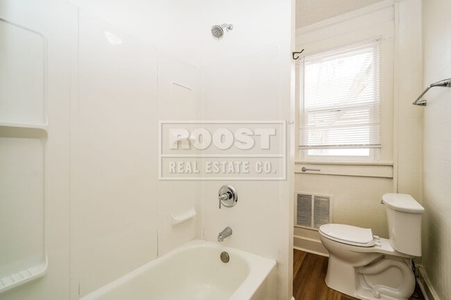 Building Photo - 4 Bedroom 1 Bathroom Single Family Home Available in Columbus!