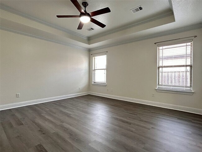 Building Photo - 910 Sunset Ln