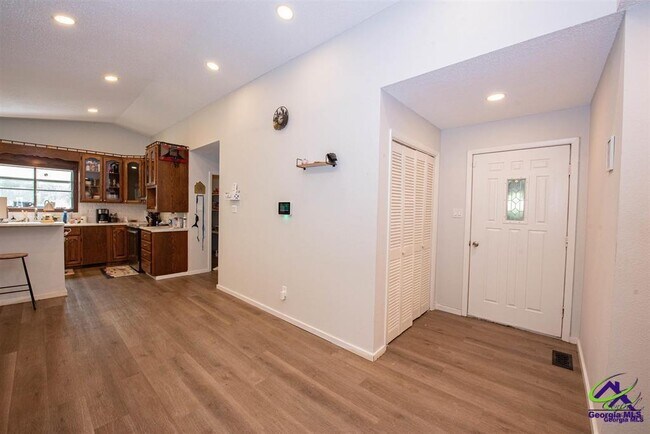 Building Photo - 205 Lake Placid Dr