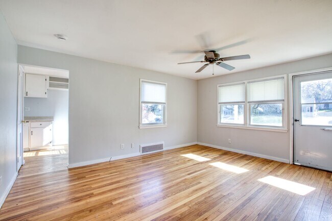 Building Photo - 3 Bedroom Single Family Rental - Fenced in yard