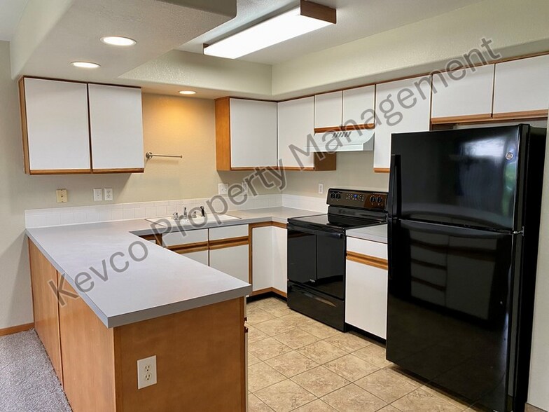 Building Photo - 1637 Westbridge Dr