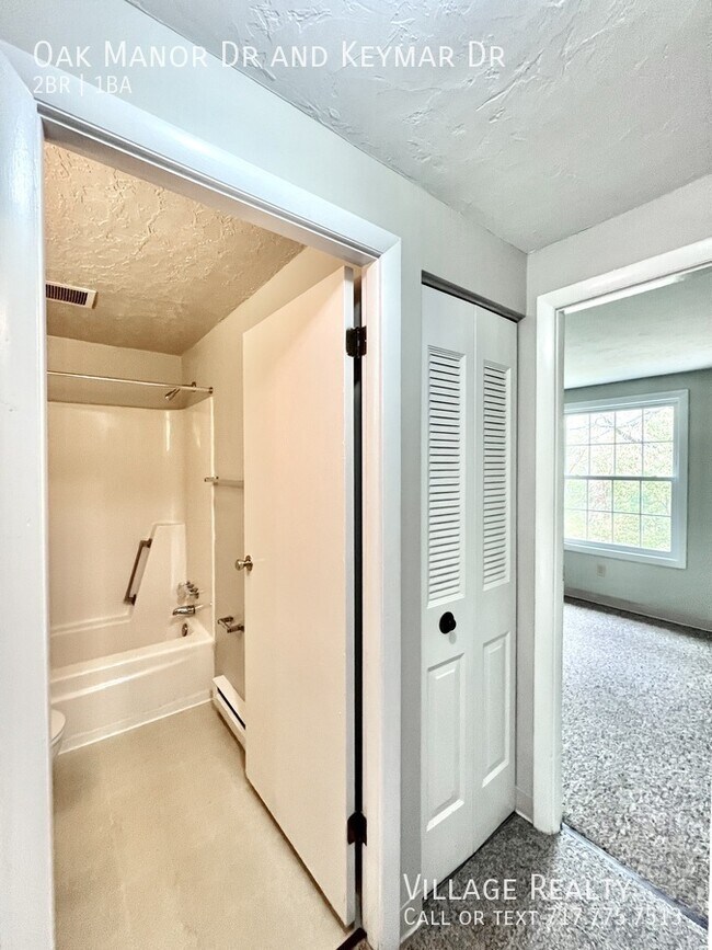 Building Photo - 230 Oak Manor Dr